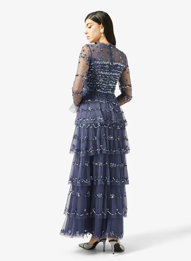 اميليا روز فستان طويل برقبة دائرية مزين